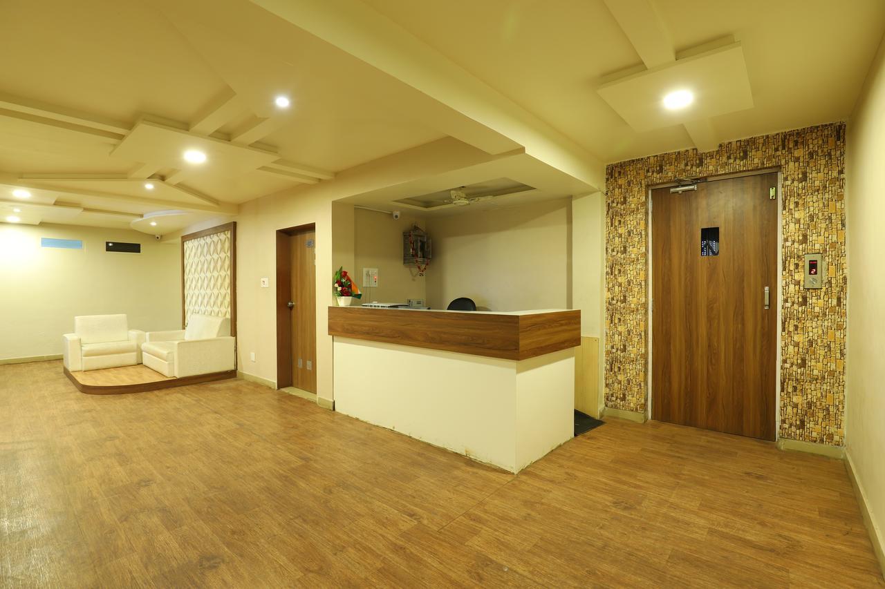 Hotel Loyal Residency Jāmnagar Buitenkant foto