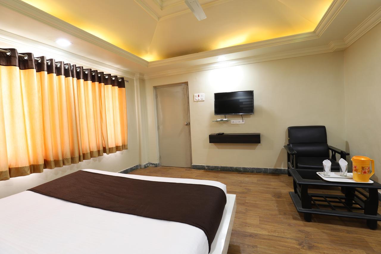 Hotel Loyal Residency Jāmnagar Buitenkant foto