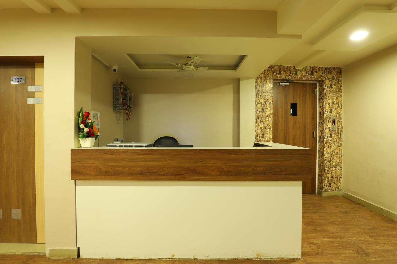 Hotel Loyal Residency Jāmnagar Buitenkant foto