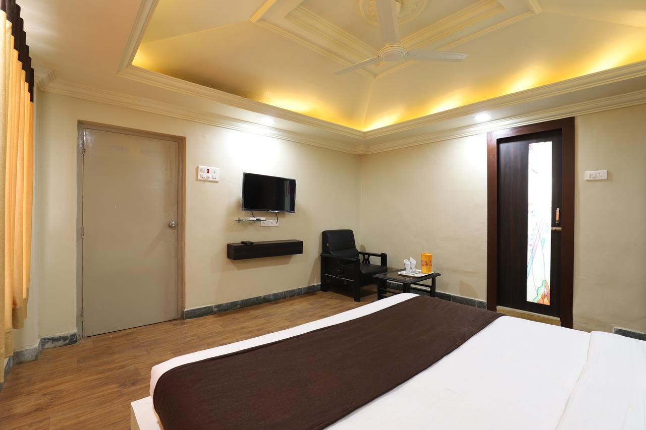 Hotel Loyal Residency Jāmnagar Buitenkant foto