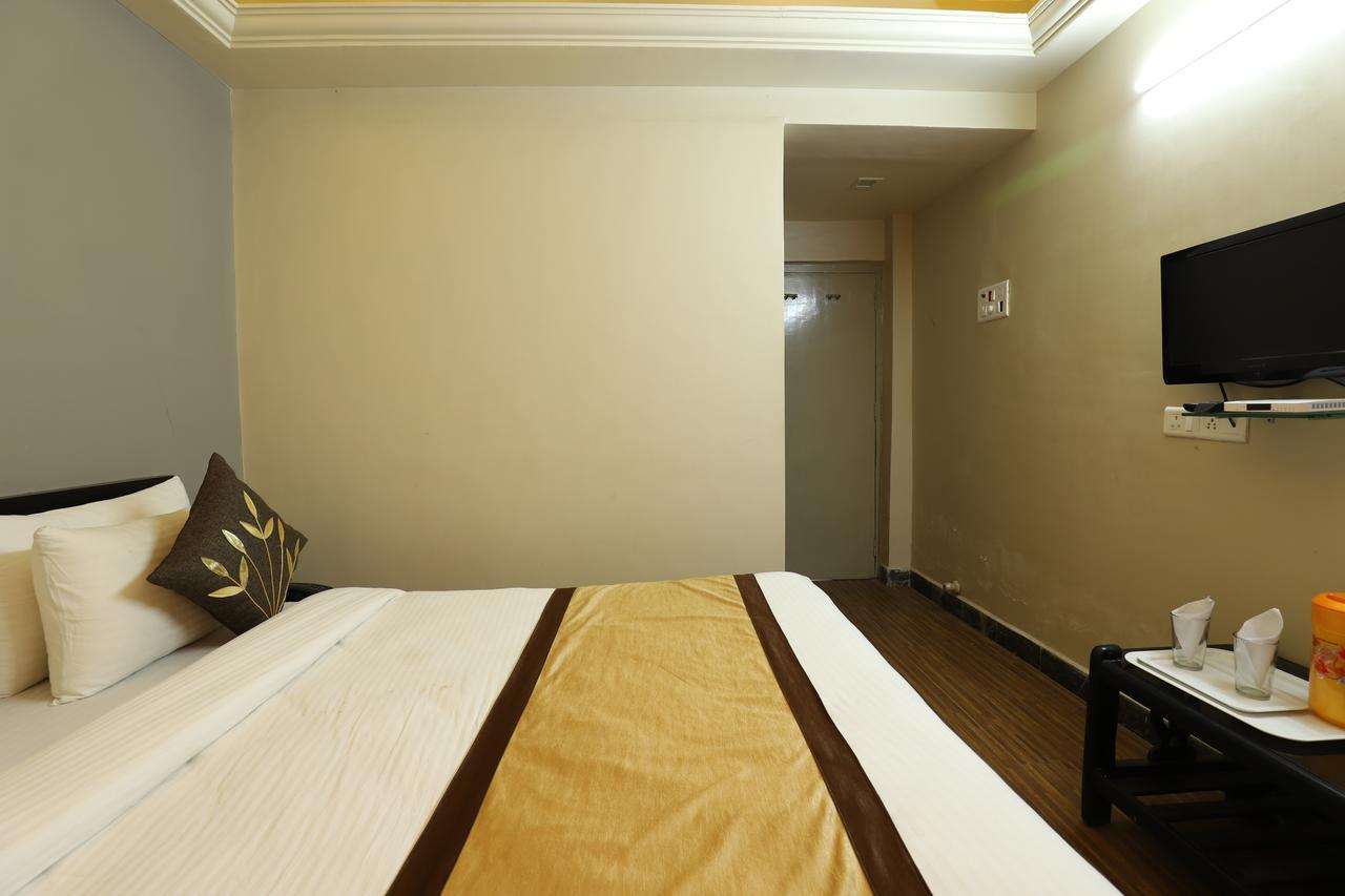 Hotel Loyal Residency Jāmnagar Buitenkant foto